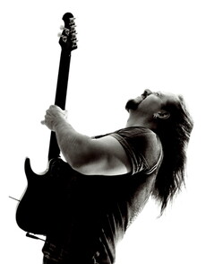 7. FEBRUAR 2014: DREAM THEATER GITARRIST JOHN PETRUCCI GIBT EINE EXKLUSIVE AUTOGRAMMSTUNDE BEIM THOMANN, TREPPENDORF